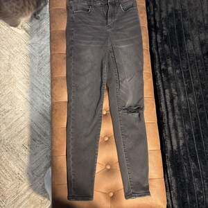 Extra High-Waisted Rockstar 360° Stretch Super Skinny Ripped Gray Cut-Off Ankle